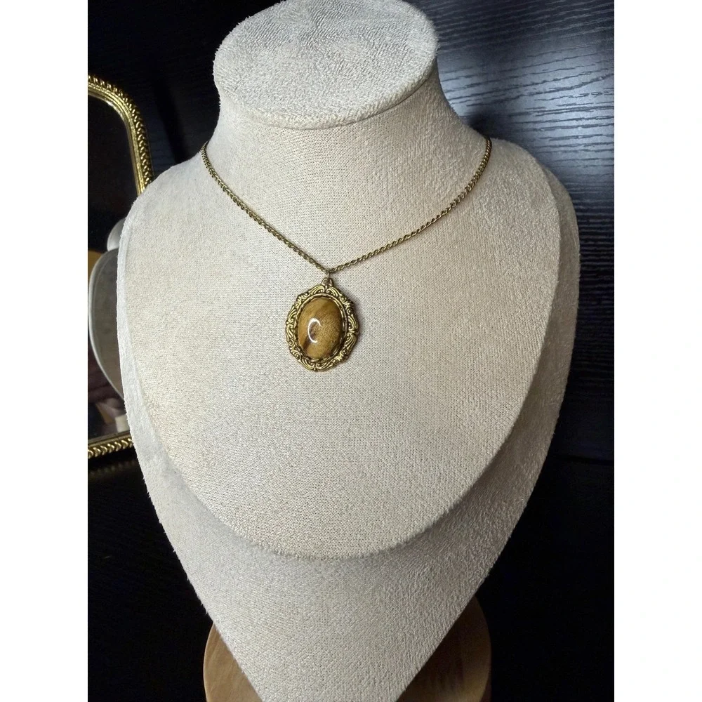 Vintage Gold Tone Oval Faux Tigers Eye Cabochon Pendant Necklace 24 Inch Chain